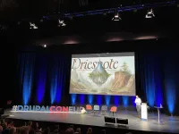 Drupalcon キーノートでステージに立つ Dries 氏